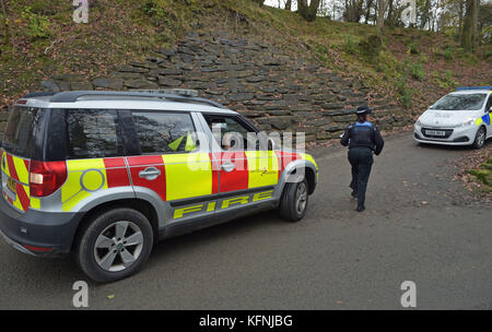 Un véhicule d'incendie se dirige vers la scène à Llangammarch Wells, Powys, après que plusieurs membres d'une famille soient craints de mort après un feu déchiré dans une ferme rurale du pays de Galles. Banque D'Images