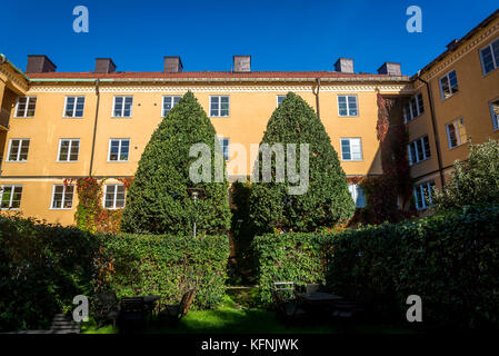 Coopérative de logements destinés aux familles ouvrières construite en 1926 en style néo-classique autour d'un jardin commun, Södermalm, à Stockholm, Suède Banque D'Images