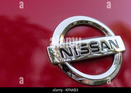 Dniepr, l'UKRAINE - 10 août 2013 : voiture NISSAN LOGO FERMER Banque D'Images