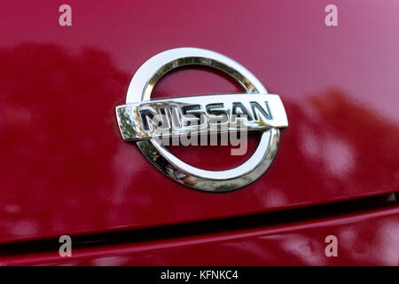 Dniepr, l'UKRAINE - 10 août 2013 : voiture NISSAN LOGO FERMER Banque D'Images