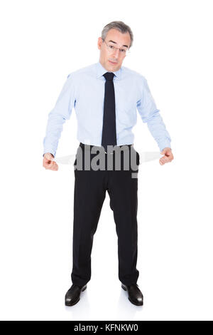 Mature businessman showing poche vide sur fond blanc Banque D'Images