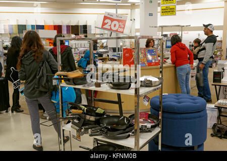 L'achat d'acheteurs au cours de clôture d'articles à prix réduit vente 2017 l'intérieur de Sears Canada department store à Capilano Mall, North Vancouver, BC, Canada Banque D'Images