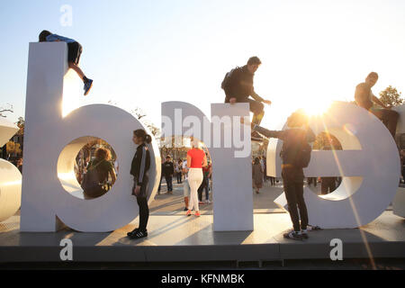 L'emblématique I Amsterdam signe devant le Rijksmuseum, en automne, à Amsterdam, Pays-Bas, Europe Banque D'Images