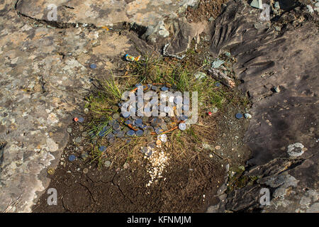 Sacrifice rituel près de pétroglyphes dans la gamme kalbak-tash dans les montagnes de l'Altaï, en Russie. Banque D'Images