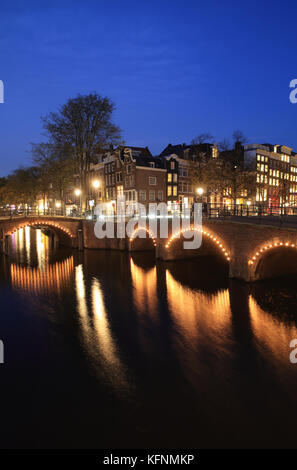 Les canaux Reguliersgracht/Keizergracht et pont, au crépuscule, à Amsterdam, aux Pays-Bas Banque D'Images