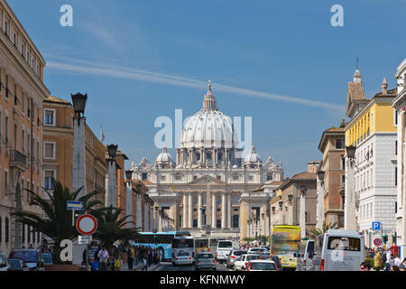 Vue de la Basilique Saint Pierre à la Via della Conciliazione, Rome, Italie Banque D'Images