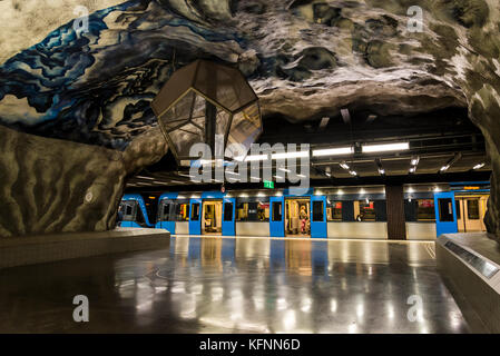 La station de métro Universitetet, artwork célèbre Carl von Linné et la Déclaration des Nations Unies des droits de l'homme universels, Stockholm, Suède Banque D'Images