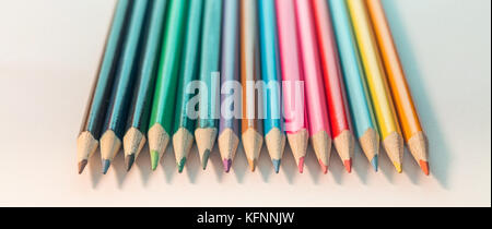 Crayons de couleur isolé sur fond blanc placés dans la rangée Banque D'Images