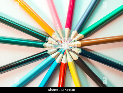 Crayons de couleur placés en cercle sur fond blanc Banque D'Images