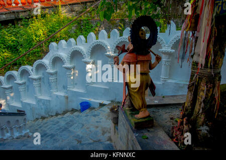 Pokhara, Népal, 10 octobre 2017 : statue en pierre située à côté de l'onse escaliers dans gupteshwor mahadev, Népal Banque D'Images