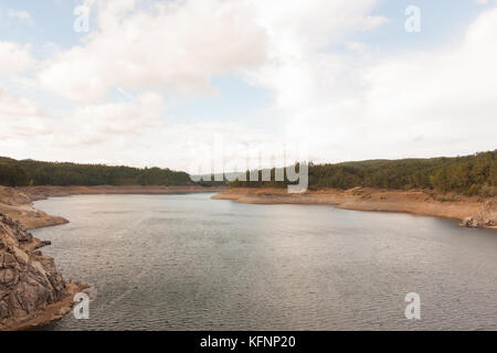Paysage d'une grande rivière, près d'un barrage, de l'Europe portugal portugais Banque D'Images