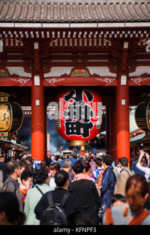 Les touristes affluent au temple Senso-ji à Asakusa festivals pendant l'automne dans le district de Tokyo Banque D'Images