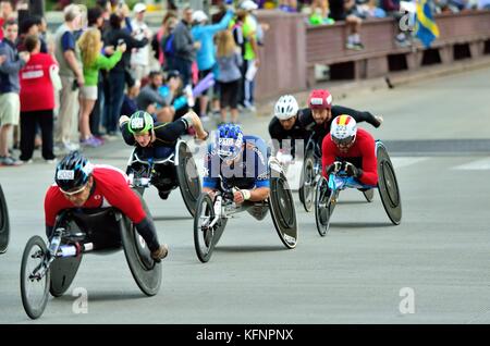 Rafael Botello Jimenez (210) de l'Espagne au milieu de l'élite des athlètes en fauteuil roulant alors qu'ils traversent la rue pont à l'État 2017 Marathon de Chicago. Banque D'Images