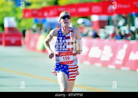 Un de patriotiquement Brett Burdick tournant dans sa ville natale près de la ligne d'arrivée à la 2017 Marathon de Chicago. Banque D'Images