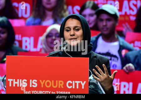 Manhattan, États-Unis. 30Th oct, 2017. immigrant sans papiers pakistanais naveed hina activiste parle. titulaire maire de New York bill de blasio a été rejoint par son épouse, chirlane mccray et sénateur du Vermont, Bernie sanders dans un rallye sur Manhattan, côté ouest avec des discours évoquant les progrès nyc a accomplis dans la lutte contre la criminalité et d'améliorer la qualité de vie pour tous. orateurs ont rappelé aux participants que la complaisance avait coûté-démocrates et progressistes la maison blanche en '16, et a mis en garde contre une complaisance similaires ce novembre crédit : andy katz/pacific press/Alamy live news Banque D'Images