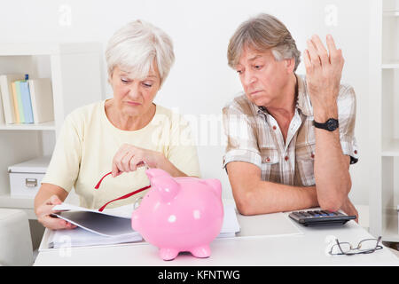 Portrait de senior couple bouleversé le calcul de finances à la maison Banque D'Images