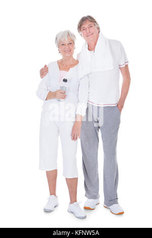 Couple heureux sain avec une serviette et une bouteille d'eau sur fond blanc Banque D'Images