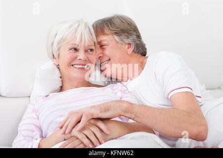 Portrait de Senior Couple Lying On Bed Banque D'Images