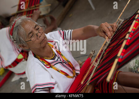 Les femmes Ifugao se serpentent lors du Festival annuel d'Imbayah qui célèbre les traditions ancestrales des tribus indigènes Ifugao de Banaue, Philippines. Banque D'Images