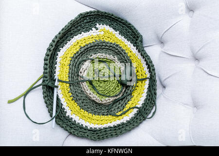 Crochet projet close-up avec fil et crochet, artisanat textile fait à la main Banque D'Images