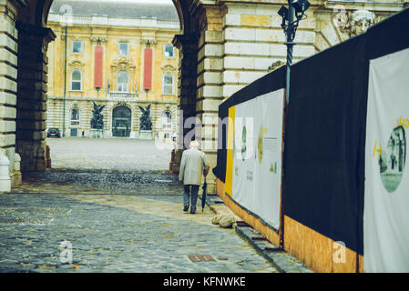 Vieil homme marchant dans la rue Banque D'Images