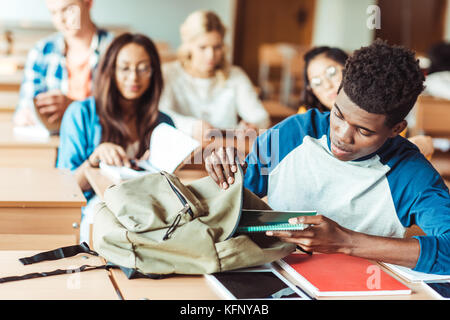 Multiethic étudiants assis en classe Banque D'Images