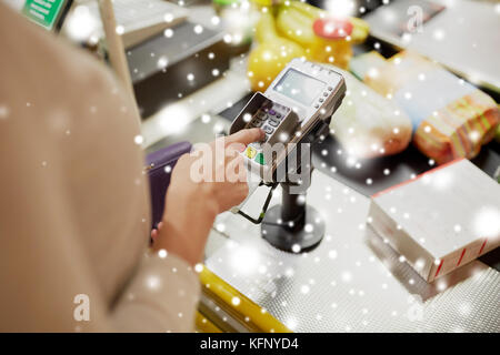 Femme d'entrer code pin par store cash register Banque D'Images