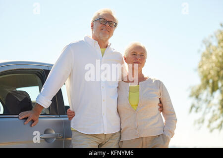 Happy senior couple hugging at car en été Banque D'Images