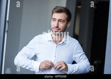 Chemise homme boutonnant jusqu Banque D'Images