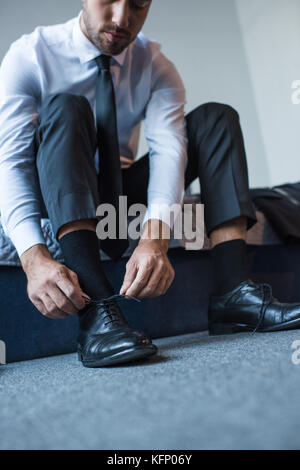 Businessman tying lacets Banque D'Images