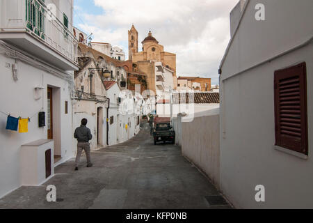 Un homme marche dans les rues de pisticci, Italie. Pisticci est une ville dans la province de Matera, dans la région Basilicate, en Italie méridionale. Banque D'Images