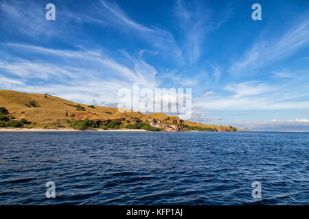 Les petites plages désertes sur la célèbre île de rinca, l'une des deux îles contenant les dragons de Komodo. Banque D'Images