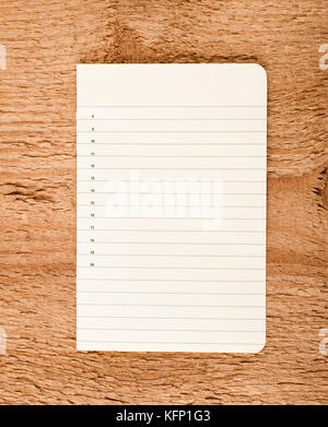 Feuille de papier sur fond de bois Banque D'Images