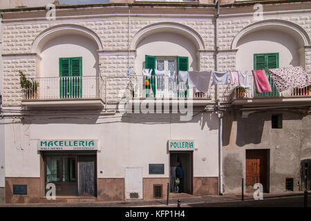 Un homme entre dans un petit magasin du village de pisticci, Italie. Pisticci est une ville dans la province de Matera, dans la région de basili Banque D'Images