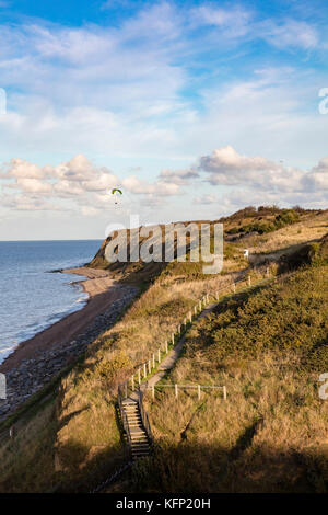 Les planeurs para profiter de la brise de terre qui leur ascenseur au-dessus des falaises à Bishopstone, Herne Bay, Kent, UK Banque D'Images