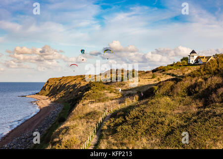 Les planeurs para profiter de la brise de terre qui leur ascenseur au-dessus des falaises à Bishopstone, Herne Bay, Kent, UK Banque D'Images