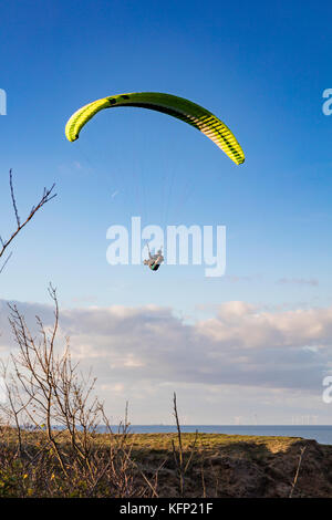 Les planeurs para profiter de la brise de terre qui leur ascenseur au-dessus des falaises à Bishopstone, Herne Bay, Kent, UK. Banque D'Images