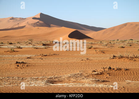 Dunes rouges au lever du soleil à sossusvlei, nami naukluft national park, désert du namib, Namibie. Banque D'Images