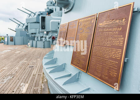 Plaques commémoratives sur le cuirassé USS Alabama au Memorial Park à Mobile, Alabama, États-Unis Banque D'Images