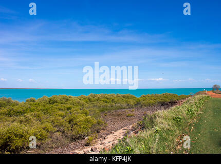 Roebuck Bay dans la région de Broome , le nord-ouest de l'Australie, avec les bas fonds vaseux dans la vie marine abondante avec de grandes marées, les mangroves, les falaises rouges et les marées. Banque D'Images