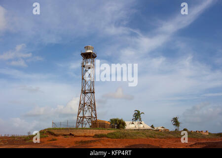 Tour en acier inoxydable squelettique et lumière électrique phare sur Gantheaume Point, Broome, Australie occidentale du Nord émet ses feux d'avertissement au crépuscule . Banque D'Images