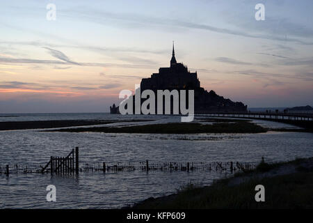 France : le mont-saint-michel est représenté au coucher du soleil et la marée haute le 26 juin 2017. Banque D'Images