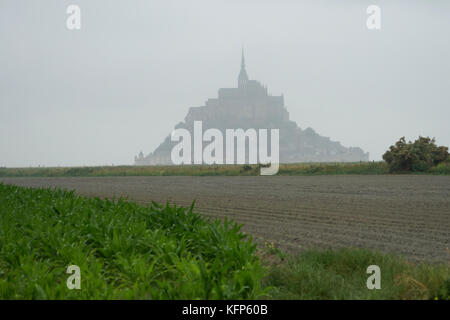 FRANCE : le Mont-Saint-Michel est photographié en train de disparaître dans le brouillard le 27 juin 2017. Banque D'Images