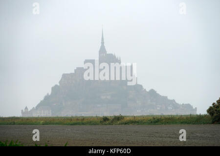 FRANCE : le Mont-Saint-Michel est photographié en train de disparaître dans le brouillard le 27 juin 2017. Banque D'Images