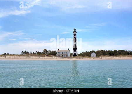 Cape Lookout Lighthouse sur le Sud de l'Outer Banks ou Crystal Coast of North Carolina vu de l'eau Banque D'Images