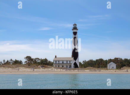 Cape Lookout Lighthouse sur le Sud de l'Outer Banks ou Crystal Coast of North Carolina vu de l'eau Banque D'Images