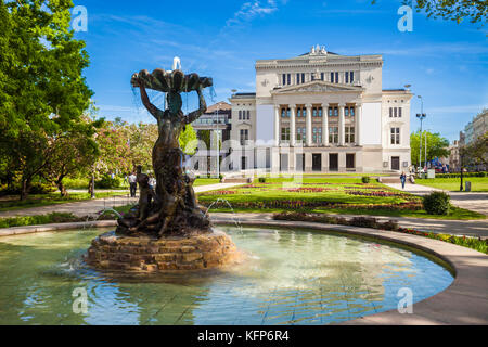 Fontaine en face de l'opéra national, Riga, Lettonie Banque D'Images