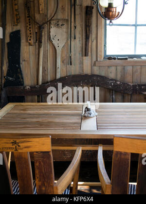 Une table à manger à l'intérieur de l'un, Everts Sjöbod 19e siècle un hangar à Grebbestad, ouest de la Suède Banque D'Images