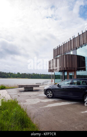 Une Volvo V60 D4 devant l'hôtel et le restaurant Hvita Hjorten, qui se trouve sur les rives du lac Vänern, dans l'ouest de la Suède Banque D'Images