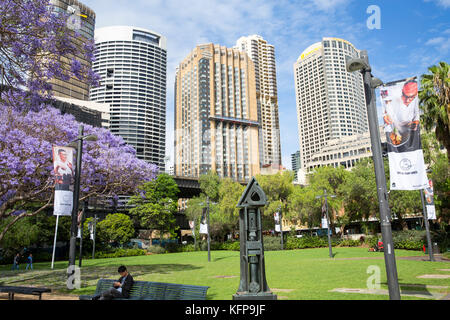 Première flotte park dans les roches Sydney avec sculpture la balise par Robert Kippel,Sydney, Australie Banque D'Images